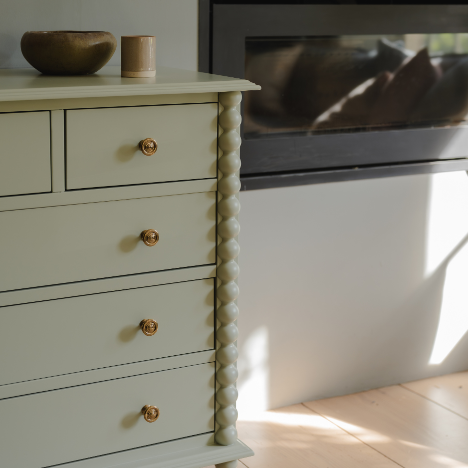 Turned wood feature on bobbin style furniture